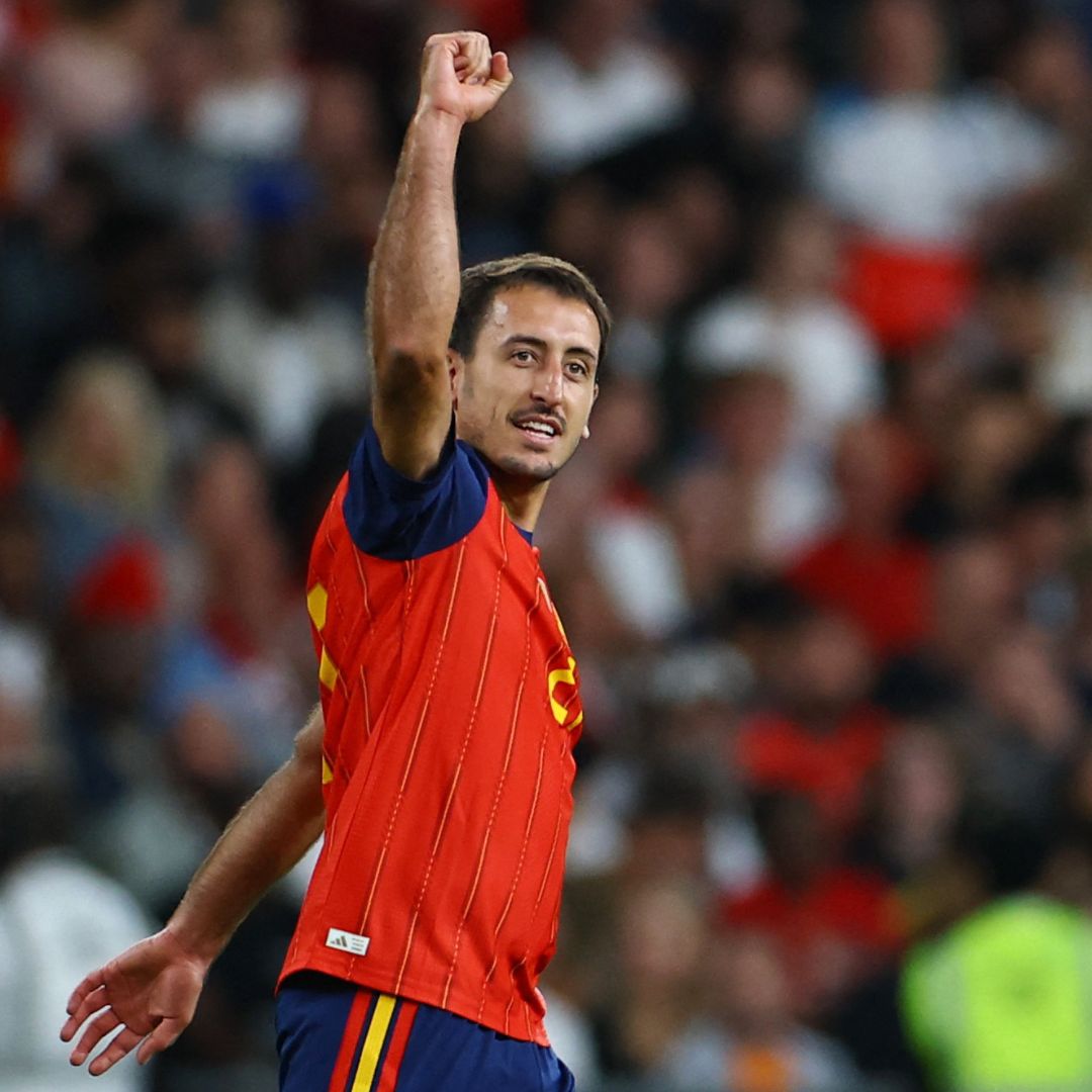 Mikel Oyarzabal en un partido con la selección de España
